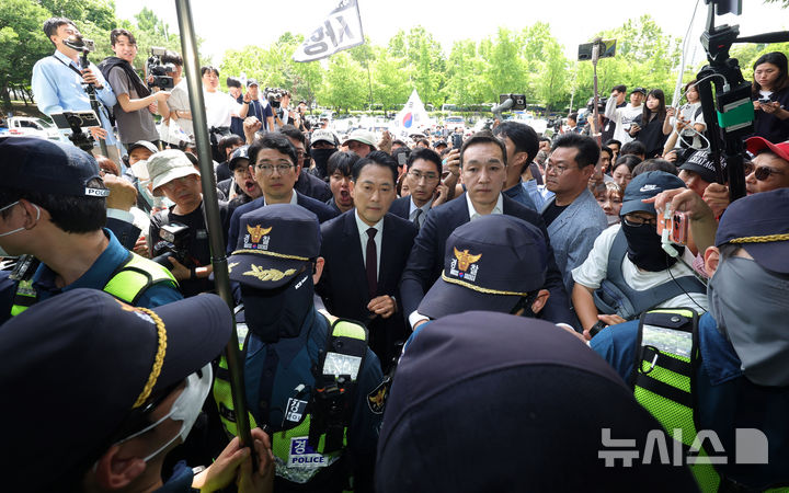 잠실 개표소 항의 방문한 장동혁 국힘 대표