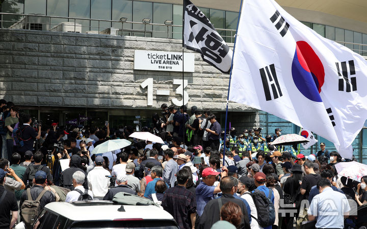 '잠실 개표소 봉쇄' 시위대 6000명대로 늘어…대치 장기화 조짐(종합3보)