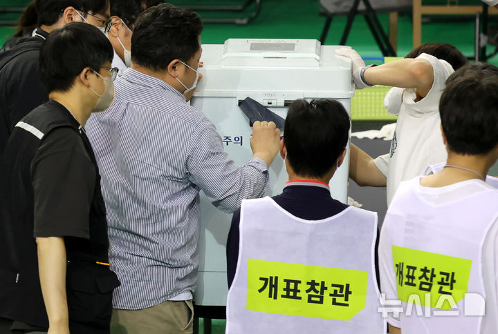 잠실7동 제2투표소 투표함 특수봉인지 뜯는 관계자