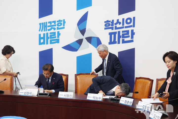 필기하는 신장식 권한대행