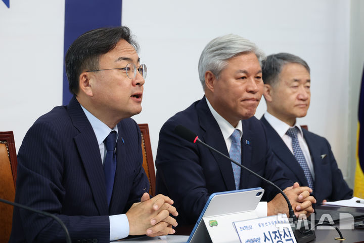 발언하는 신장식 권한대행