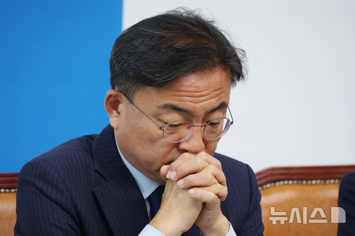 생각에 잠긴 신장식
