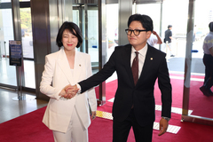 배현진과 인사 나누는 한동훈