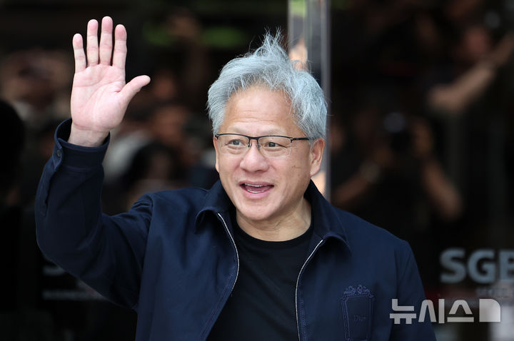 7개월 만에 한국 찾은 젠슨 황 "깜짝 선물 있다" [뉴시스Pic]