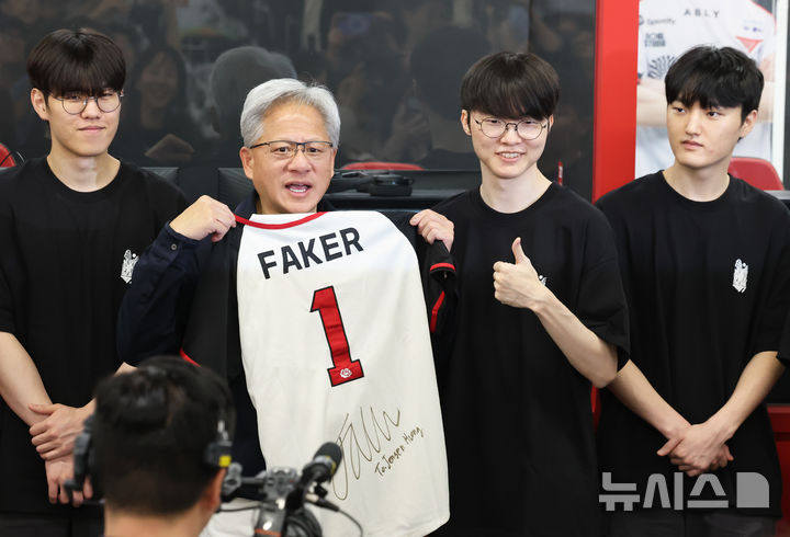 젠슨 황, 방한 첫 일정으로 '페이커' 이상혁 만나 [뉴시스Pic]