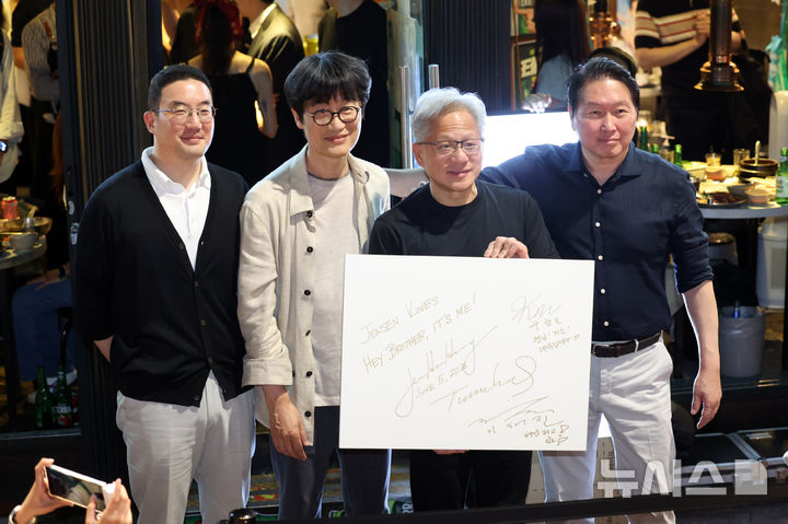 [현장] 젠슨 황, 삼겹살 굽고 건배하며 'AI 동맹' 다졌다…"GO 코리아·SK·LG·네이버" 외쳐