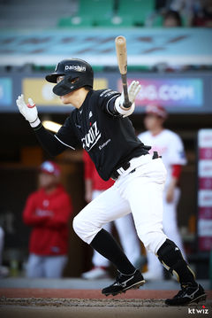 '홈런 4방 폭발' 선두 KT, 한화 13-3으로 완파하고 7연승 질주