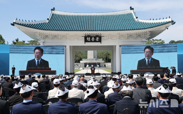 이재명 대통령, 현충일 추념식 참석 '국가유공자 증서 직접 수여'[뉴시스Pic]