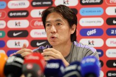 질문에 답하는 홍명보 감독