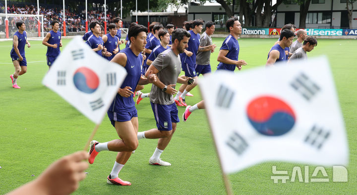 한국 대표팀에게 태극기 흔드는 멕시코 팬들