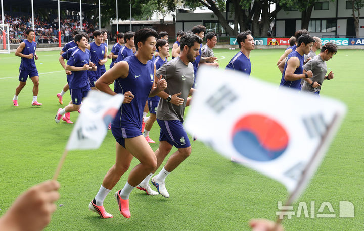 한국 대표팀에게 태극기 흔드는 멕시코 팬들