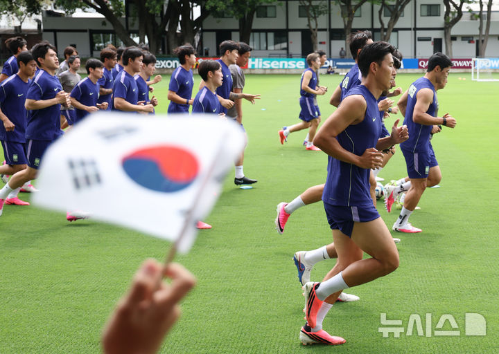 한국 대표팀에게 태극기 흔드는 멕시코 팬들