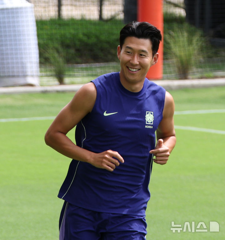 멕시코 팬들 바라보는 손흥민