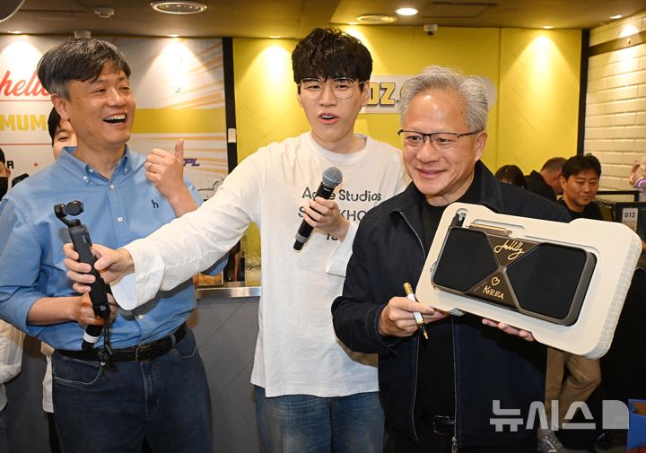젠슨 황, 장병규·김택진과 강남 PC방서 연쇄 회동 [뉴시스Pic]
