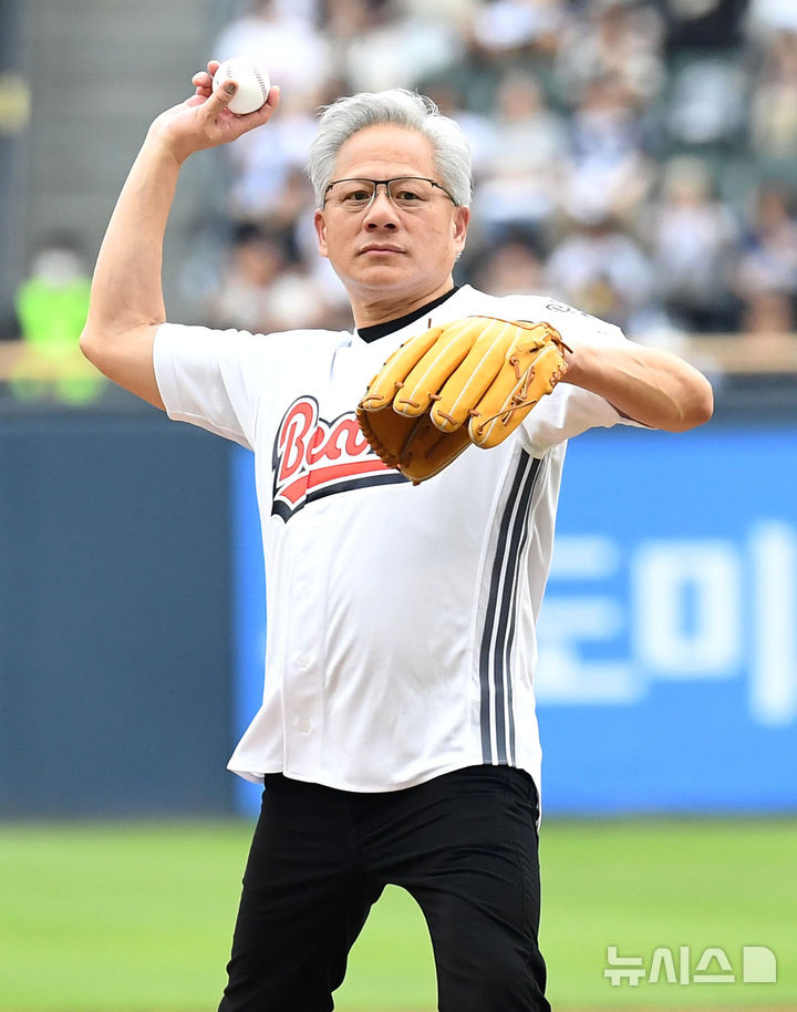 젠슨 황 엔비디아 CEO 프로야구 시구 [뉴시스Pic]