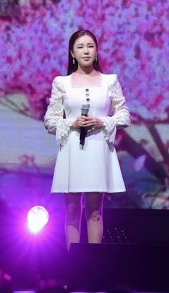 송가인 153㎝·44㎏ 근황… 화이트 미니드레스 완벽 소화