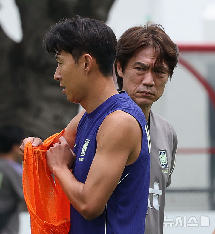 훈련하는 손흥민, 지켜보는 홍명보 감독