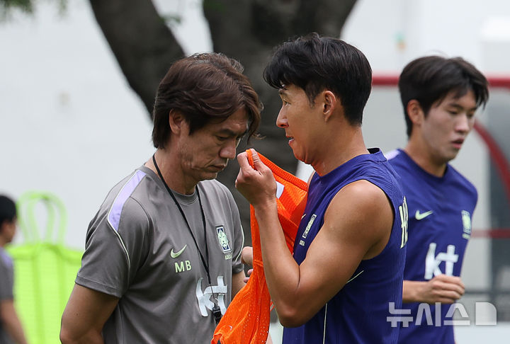 손흥민 지나치는 홍명보 감독