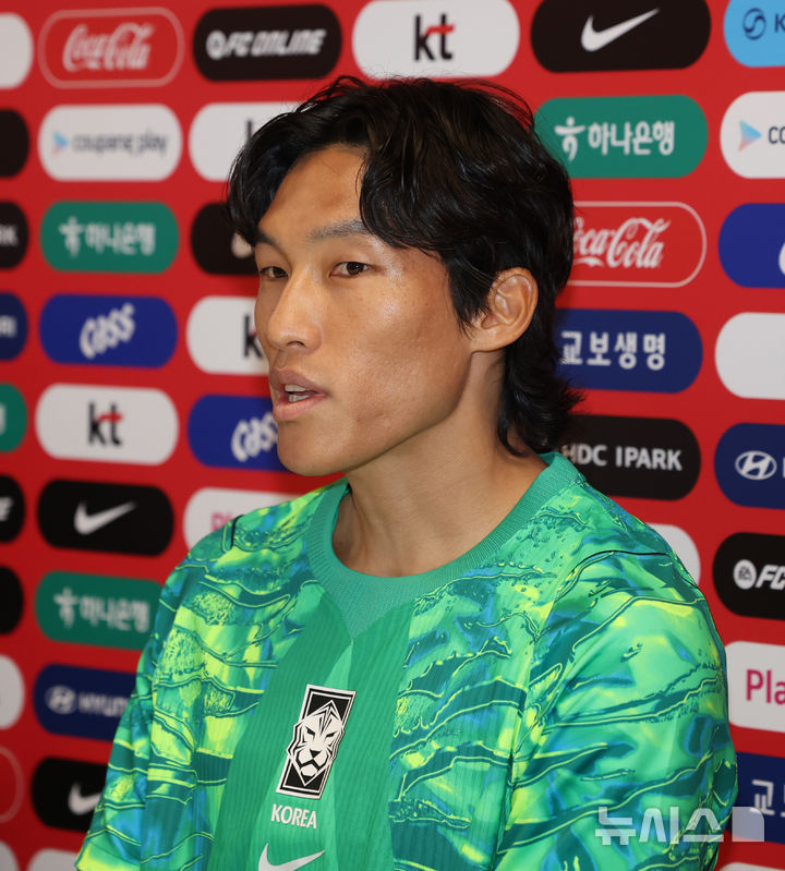 기자회견하는 김승규