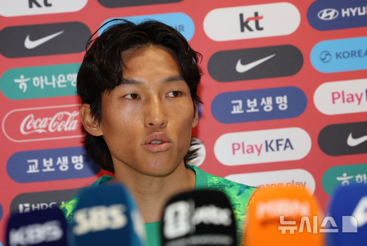기자회견하는 김승규