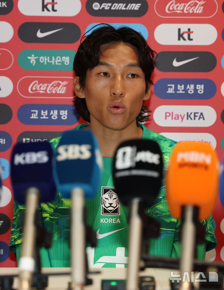 기자회견하는 김승규