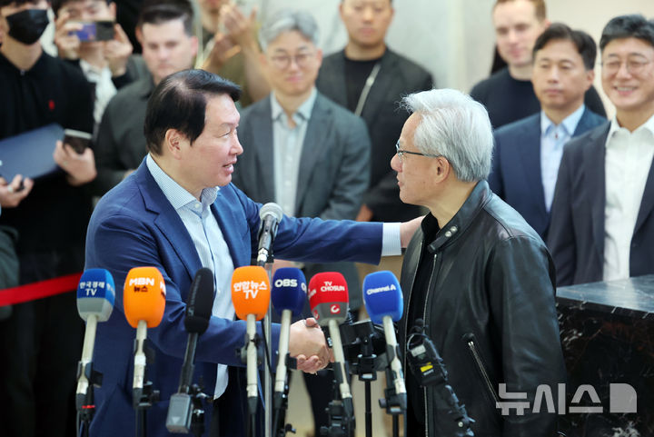 韓 손 꽉 잡은 젠슨 황…글로벌 AI 판도 요동