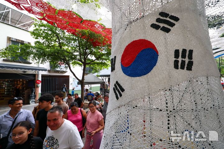 멕시코 거리에 설치된 한국 상징 조형물