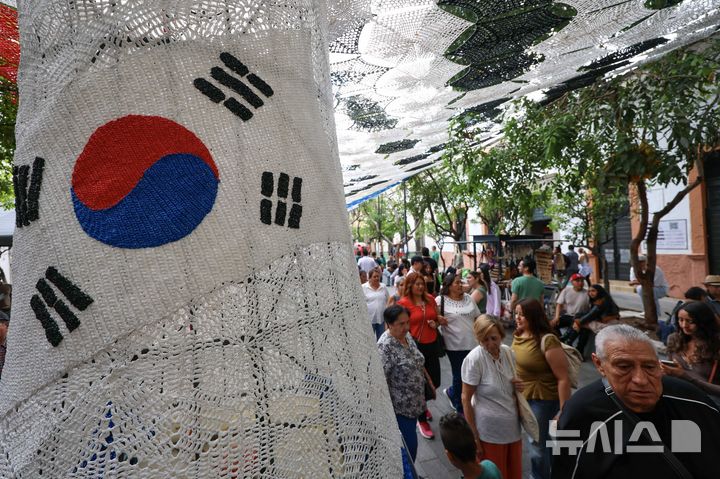 멕시코 거리에 설치된 한국 상징 조형물