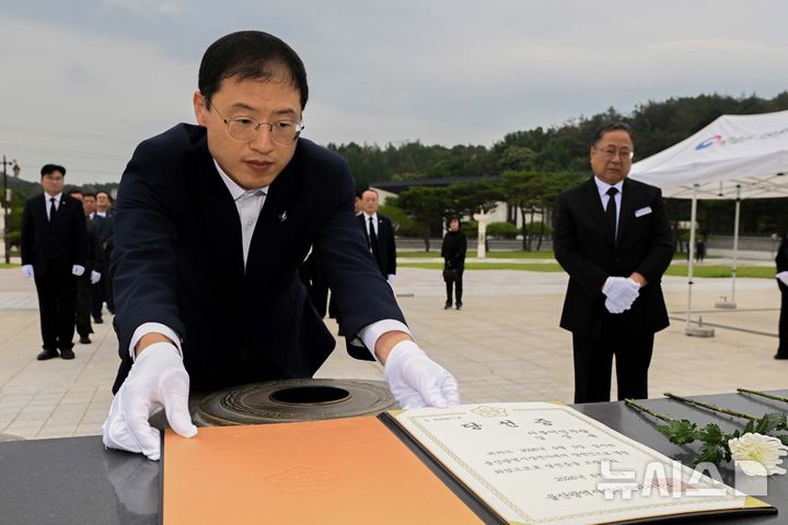 "선거 승리하면 다시 오겠다" 김상욱, 당선증 들고 국립5·18민주묘지 찾아 [뉴시스Pic]