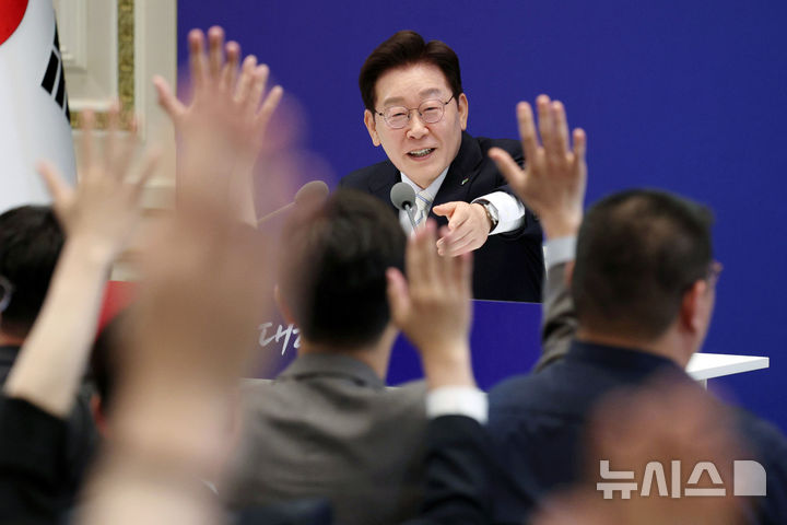 이재명 대통령, 취임 1년 기자회견…'혁신적 실용정부' 거듭날 것 [뉴시스Pic]