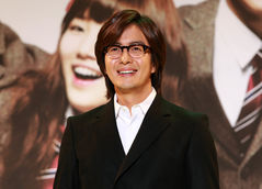 배용준·박수진, 근황 전해졌다…자녀들과 싱가포르 공항서 포착