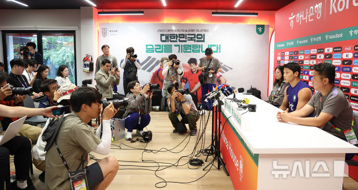 훈련 앞서 취재진과 인터뷰하는 황희찬