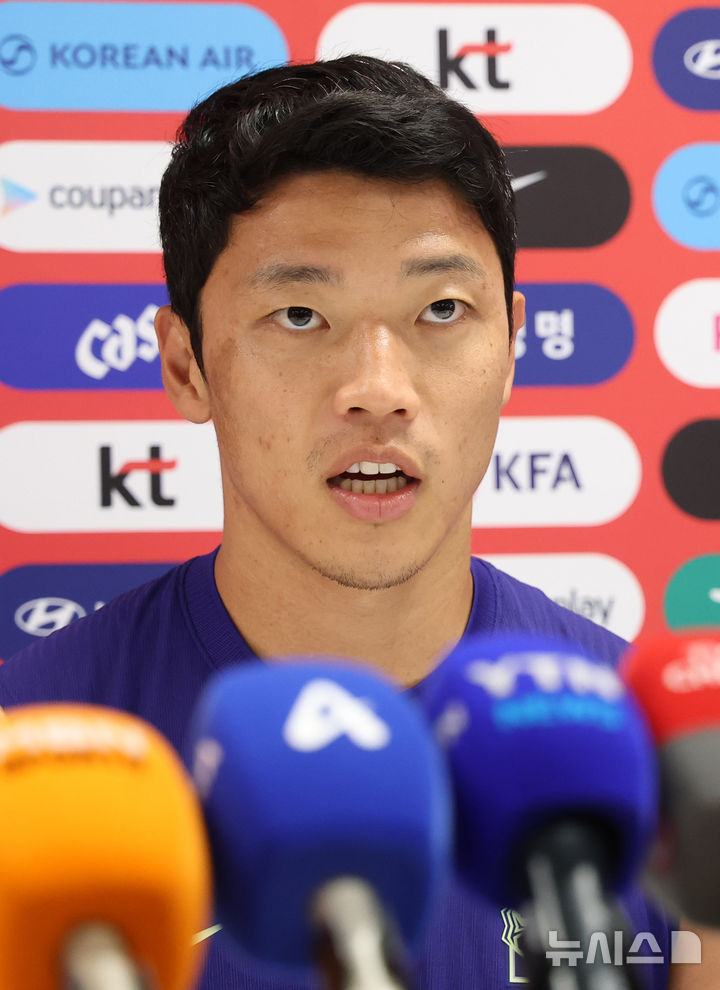 훈련 앞서 취재진과 인터뷰하는 황희찬