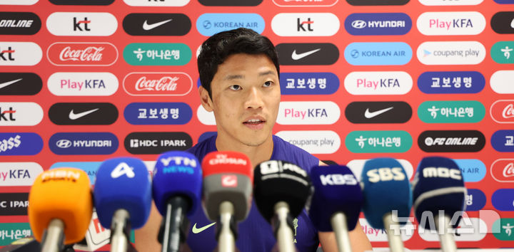 취재진 질문에 답변하는 황희찬