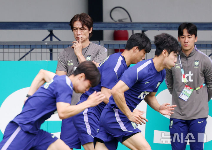 선수들 상황 유심히 바라보는 홍명보 감독