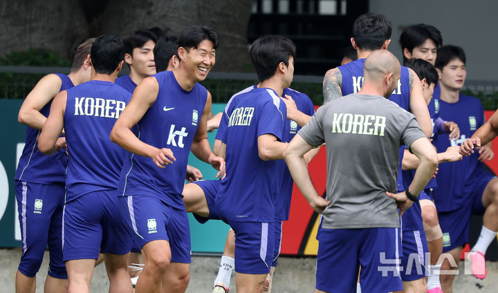 미소짓는 손흥민