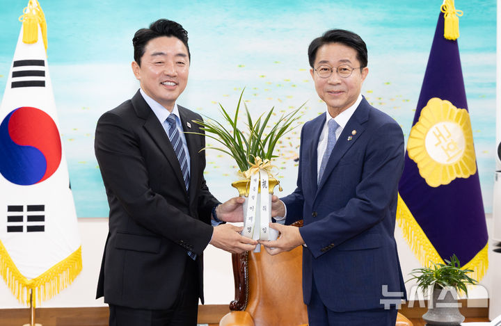 이재명 대통령 축하난 전달 받은 조정식 국회의장 [뉴시스Pic]