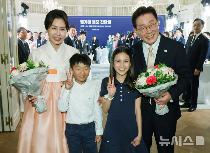 벨기에 동포 만난 이재명 대통령, "자랑스러운 대한민국 만들 것" [뉴시스Pic]