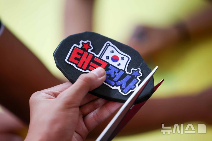 월드컵 응원도구 만드는 멕시코 교민 청소년들