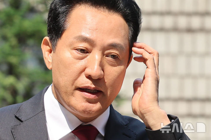 오세훈, 명태균 여론조사 의혹 공판 출석… 개표소 시위 질문엔 침묵 [뉴시스Pic]