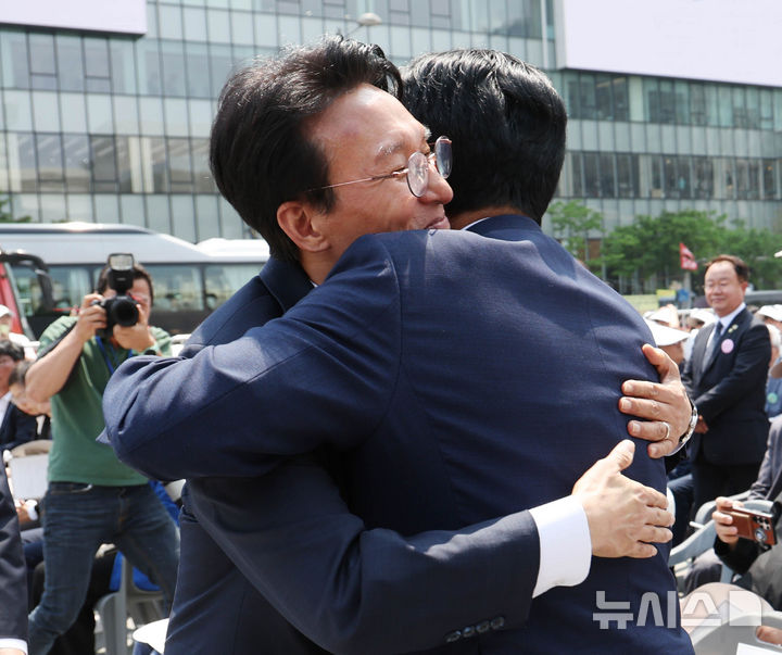 김민석 국무총리, 정청래 더불어민주당 대표와 포옹 [뉴시스Pic]