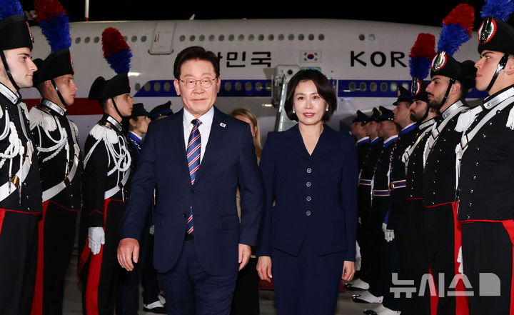 이재명 대통령, '이탈리아 도착…정상회담·교황 면담' [뉴시스Pic]