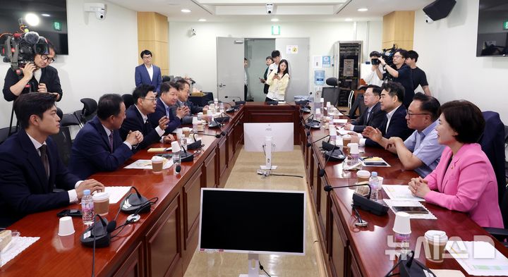 국힘 개혁파 "장동혁 사퇴해야…전국적 재선거에 반대"