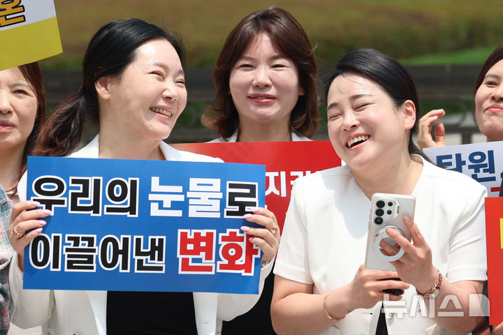 '눈물이 미소로' 대법원 "눈썹 문신 시술, 의료행위 아냐" [뉴시스Pic]