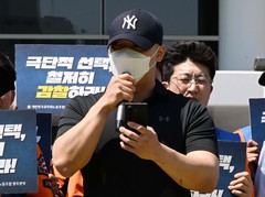 숨진 광주 여성 소방관 카톡엔…"술·커피 심부름…둘이 노래방 가자고"