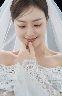 6월 결혼 문채원, 웨딩 화보 공개…40세 동안 미모 