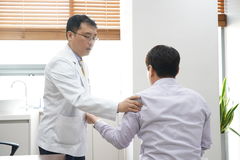 "어깨가 찢어질 듯 아파요"…혹시 '이 질환' 신호? 