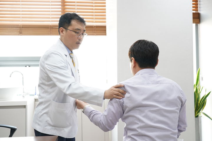 "어깨가 찢어질 듯 아파요"…혹시 '이 질환' 신호? 