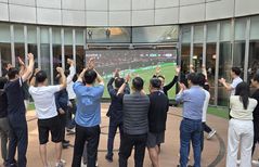 "월드컵에 빠진 중국"…조회수 700억 회·축구 복권 16조원 팔려  