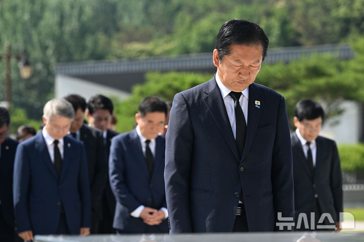 광주 찾은 정청래 "오월영령에 죄송… 앞으로 더 잘하겠다" [뉴시스Pic]